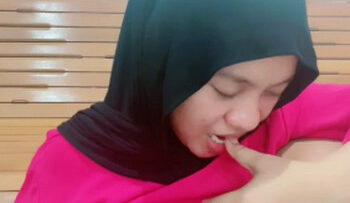 NONA HIJAB Di Kenyot Om Om